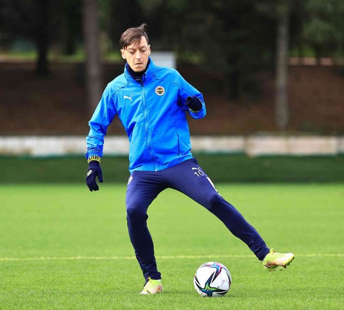 Fenerbahçe’de Mesut Özil Takımla Çalıştı