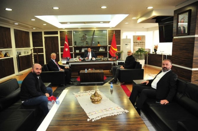 Thf Başkanı Kılıç, Başkan Vidinlioğlu’na Milli Forma Hediye Etti