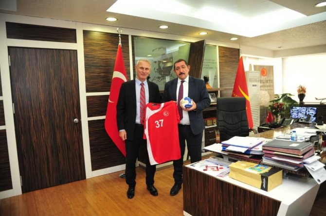 Thf Başkanı Kılıç, Başkan Vidinlioğlu’na Milli Forma Hediye Etti