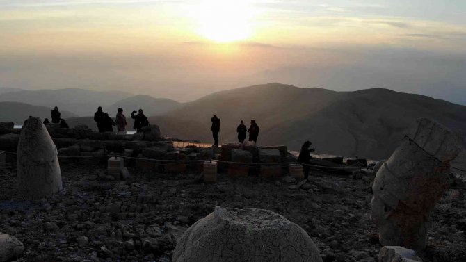 Nemrut Dağı Sezonun Son Turistlerini Ağırlıyor