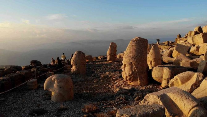 Nemrut Dağı Sezonun Son Turistlerini Ağırlıyor