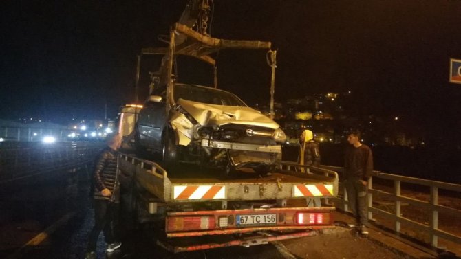 Otomobil Köprü Üzerinde Kaza Yaptı: 1 Yaralı