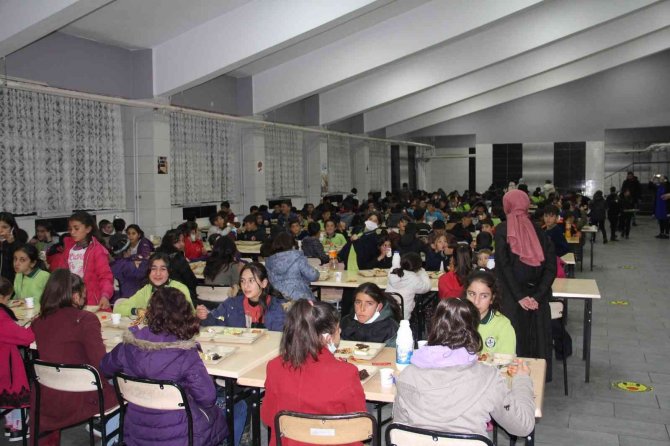 Hamur Kaymakamı Türker 410 Öğrencinin Pizza Hayalini Gerçekleştirdi