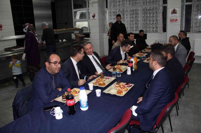 Hamur Kaymakamı Türker 410 Öğrencinin Pizza Hayalini Gerçekleştirdi