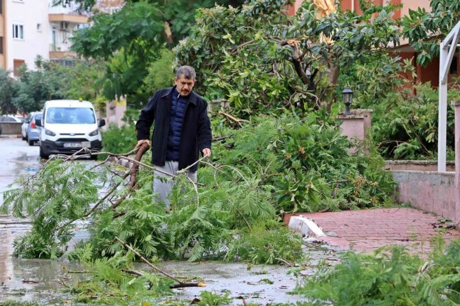 Antalya’da Deprem Korkusu Yaşatan Hortum Mahalleyi Savaş Alanına Çevirdi