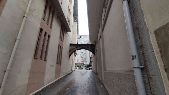 Apartmanların İçinden Çıkan Tarihî Kemerler Görenleri Şaşırtıyor