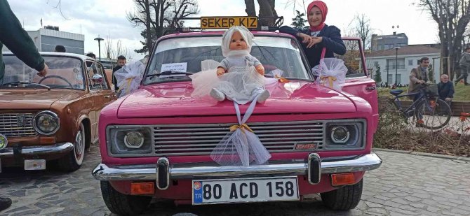 Klasik Araçlar Bir Araya Geldi, Tutkunları Fotoğraf Çektirmek İçin Sıraya Girdi