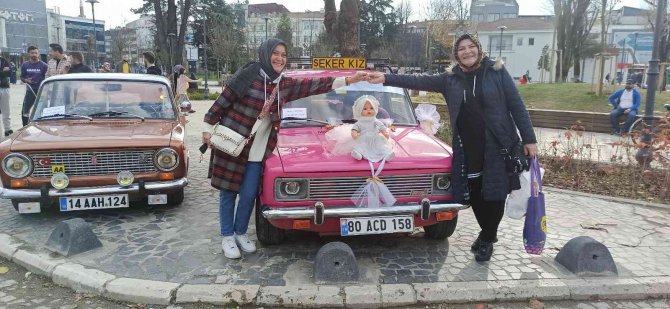 Klasik Araçlar Bir Araya Geldi, Tutkunları Fotoğraf Çektirmek İçin Sıraya Girdi