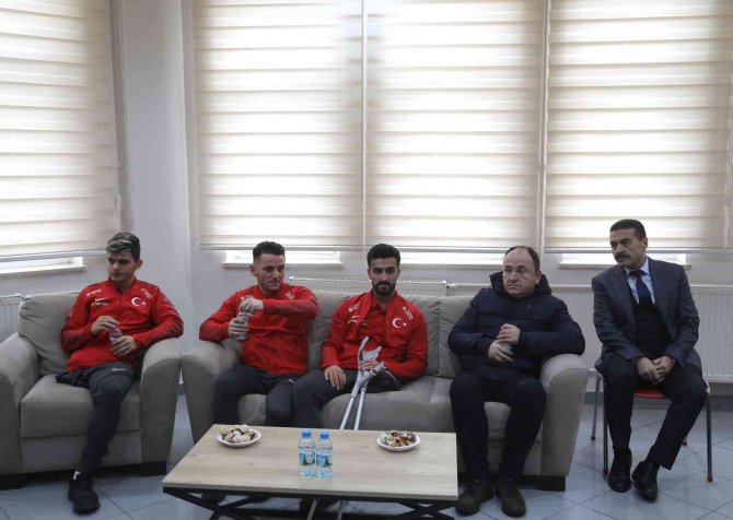 Mecnun Otyakmaz, Ampute Futbol Milli Takımı’nı Altınla Ödüllendirdi
