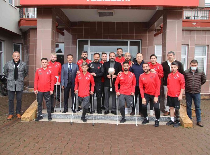 Mecnun Otyakmaz, Ampute Futbol Milli Takımı’nı Altınla Ödüllendirdi