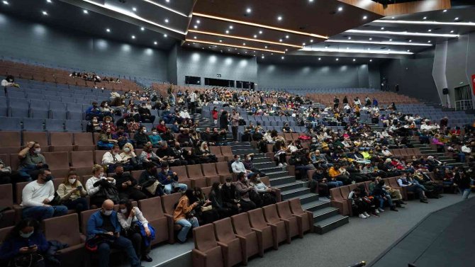 Başakşehir’de “Yalan Dolan” İle Kahkaha Tufanı