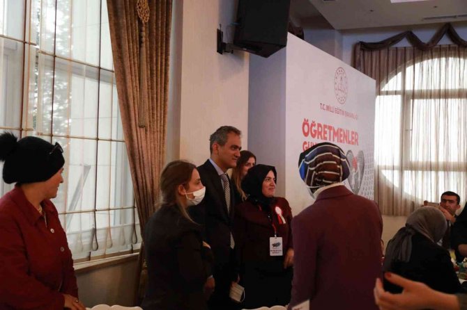 Bayburt’ta Yılın Öğretmeni Elif İ̇slam Erel Oldu