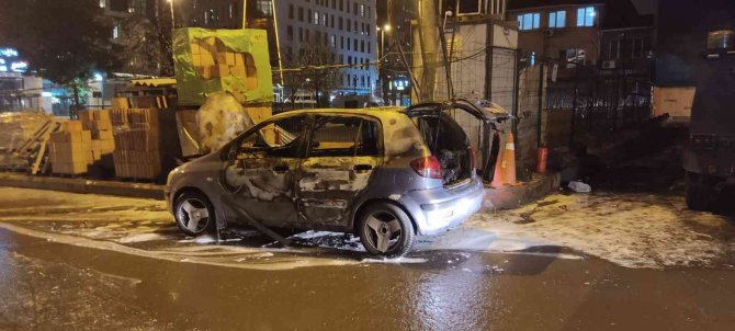 Beyoğlu’nda Park Halindeki Otomobil Yanarak Kül Oldu