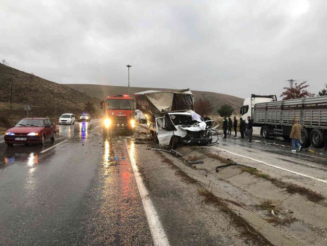 Kamyon İle Kamyonet Çarpıştı: 2 Yaralı