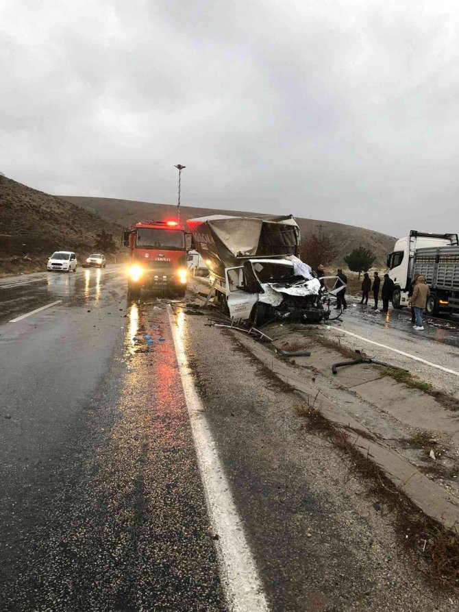 Kamyon İle Kamyonet Çarpıştı: 2 Yaralı