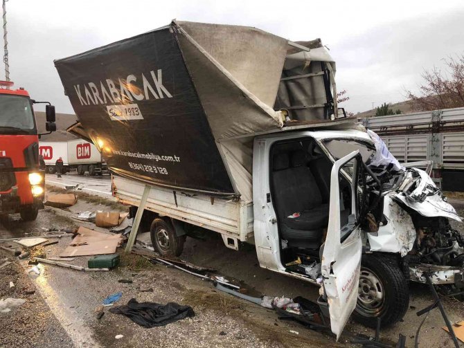 Kamyon İle Kamyonet Çarpıştı: 2 Yaralı