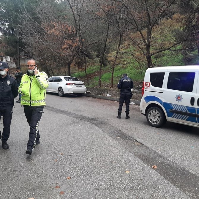 Kaleden Kopan Kaya Parçaları Otomobile Çarptı