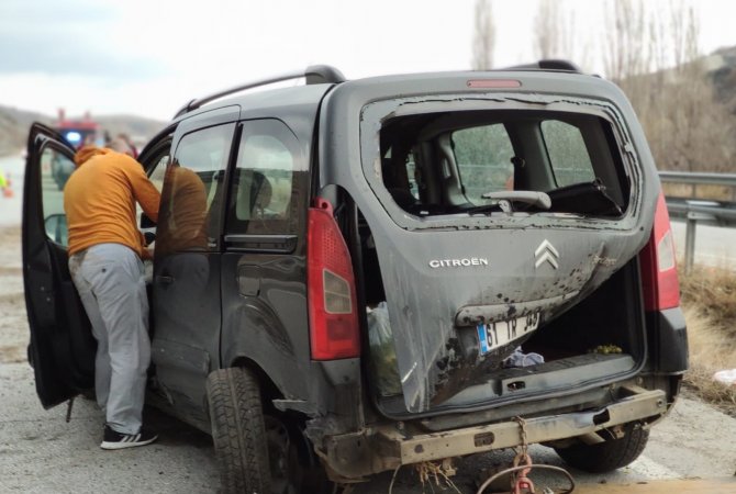 Hafif Ticari Araç Bariyerlere Çarptı: 2 Yaralı