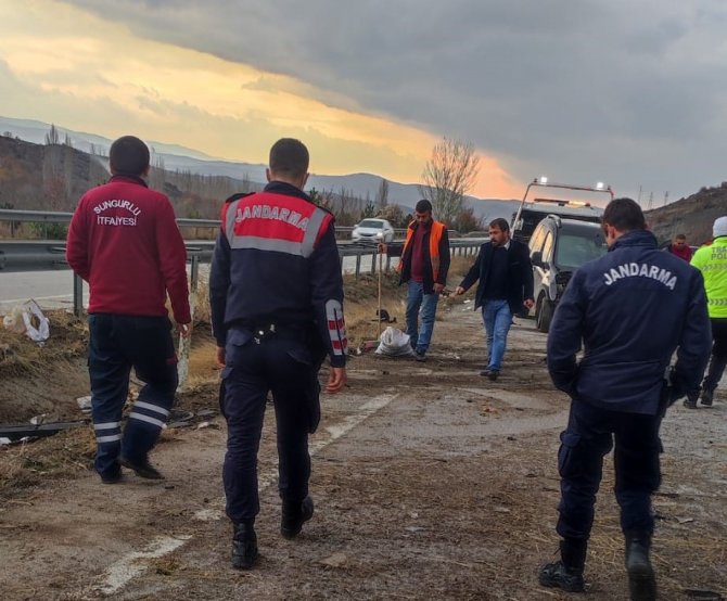 Hafif Ticari Araç Bariyerlere Çarptı: 2 Yaralı