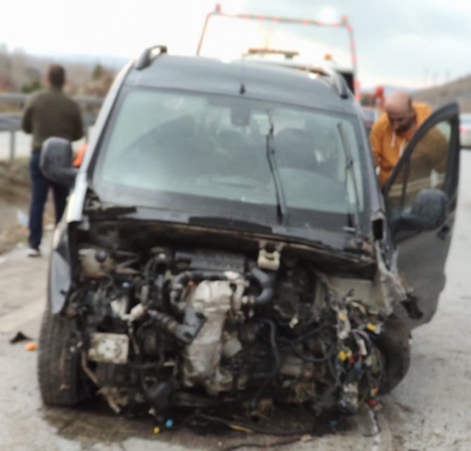 Hafif Ticari Araç Bariyerlere Çarptı: 2 Yaralı