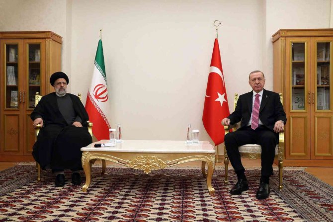 Cumhurbaşkanı Erdoğan, İ̇ran Cumhurbaşkanı Reisi İle Görüştü