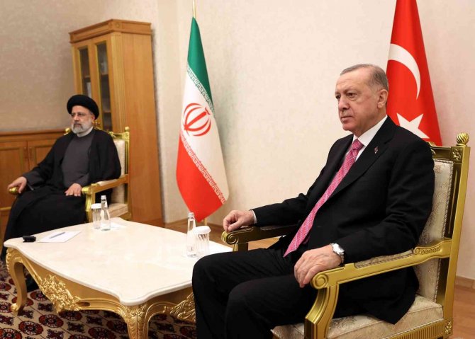 Cumhurbaşkanı Erdoğan, İ̇ran Cumhurbaşkanı Reisi İle Görüştü