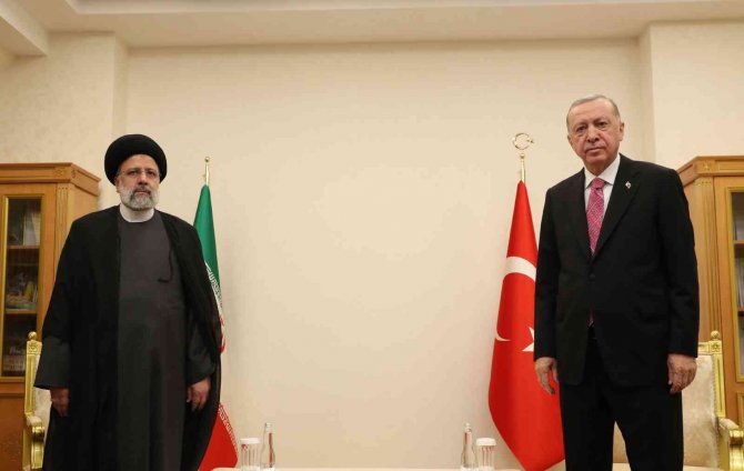 Cumhurbaşkanı Erdoğan, İ̇ran Cumhurbaşkanı Reisi İle Görüştü