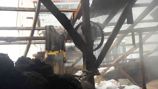 Demirözü’nde 2 Katlı Müstakil Ev Yandı