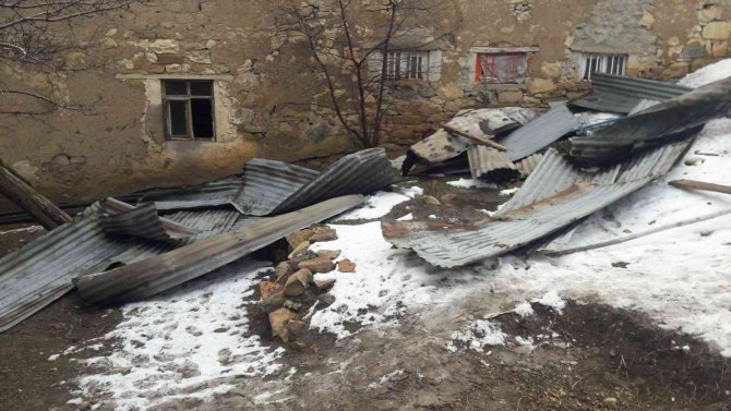 Demirözü’nde 2 Katlı Müstakil Ev Yandı