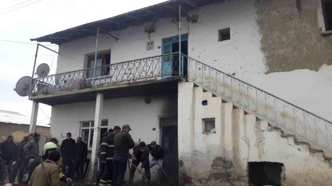Demirözü’nde 2 Katlı Müstakil Ev Yandı