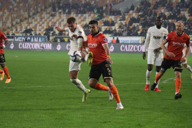 Spor Toto Süper Lig: Yeni Malatyaspor: 0 - Galatasaray: 0 (İ̇lk Yarı)