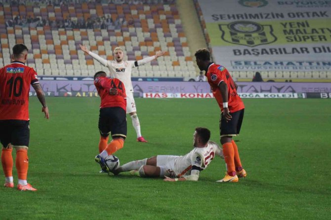 Spor Toto Süper Lig: Yeni Malatyaspor: 0 - Galatasaray: 0 (İ̇lk Yarı)