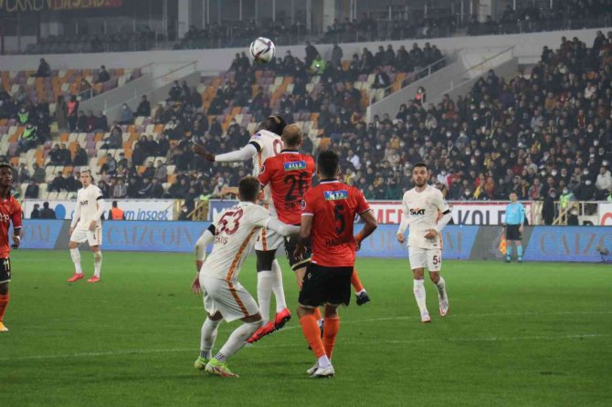 Spor Toto Süper Lig: Yeni Malatyaspor: 0 - Galatasaray: 0 (İ̇lk Yarı)