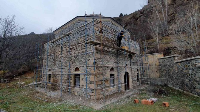 Ecdat Yadigarına Eksik Restorasyon Düzeltiliyor