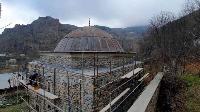 Ecdat Yadigarına Eksik Restorasyon Düzeltiliyor