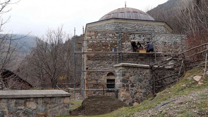 Ecdat Yadigarına Eksik Restorasyon Düzeltiliyor