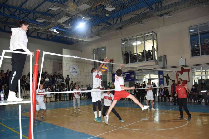Yüksekova Polisinden Voleybol Ve Satranç Turnuvası