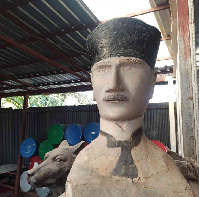 Atatürk Sevgisini Heykel Ve Portrelere Taşıyor