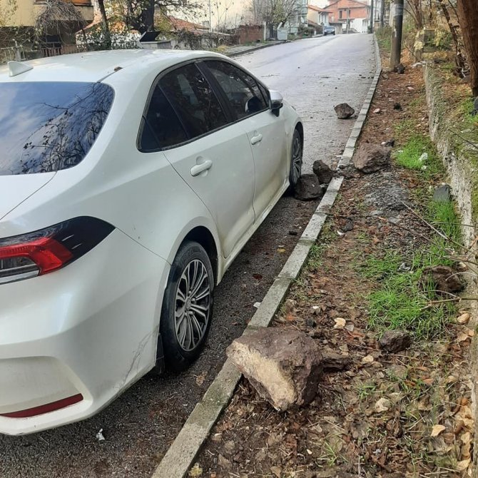 Kaleden Kopan Kaya Parçaları Otomobile Çarptı