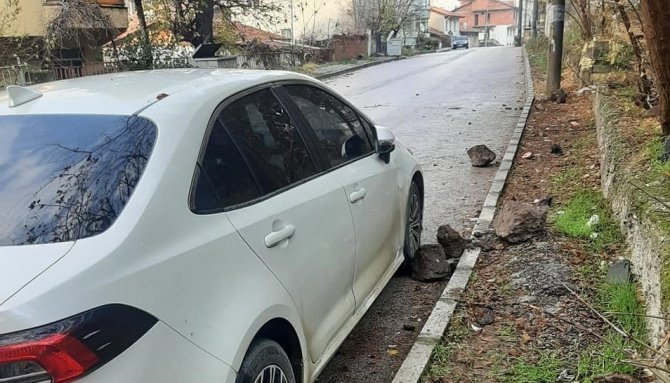 Kaleden Kopan Kaya Parçaları Otomobile Çarptı
