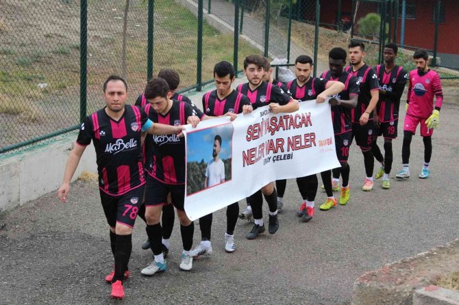 Selde Kaybolan Eray İçin Maça Pankartla Çıktılar