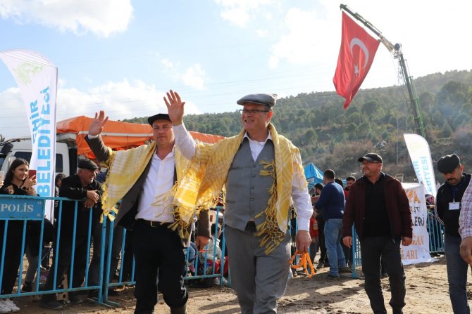 Alaşehir’de Deve Güreşleri İlgi Gördü