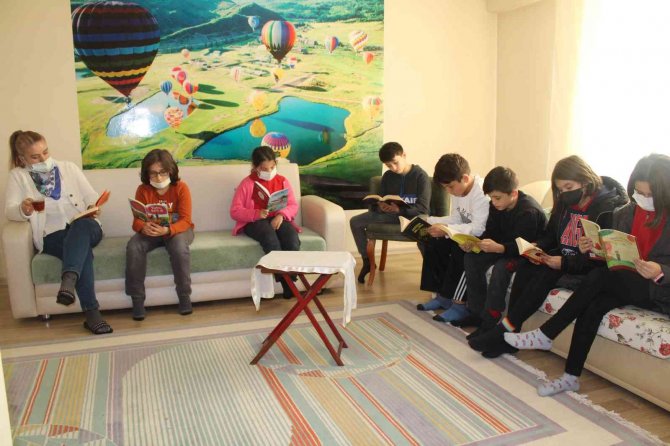 Açtığı Marketi Kütüphaneye Çevirdi