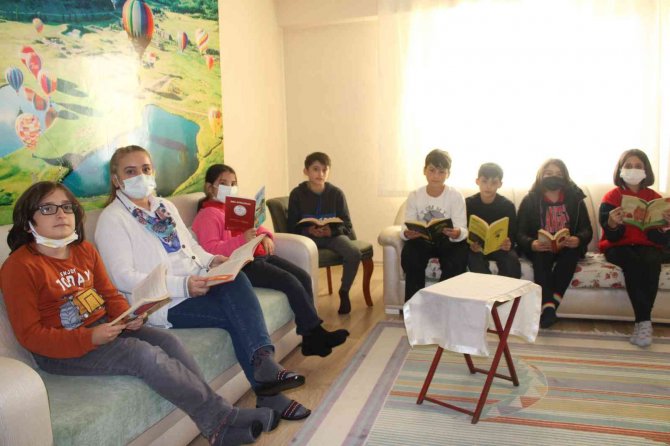 Açtığı Marketi Kütüphaneye Çevirdi