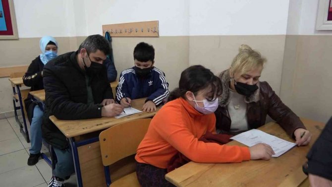 Öğrenciler Ve Veliler Aynı Sırada Sınava Girdi