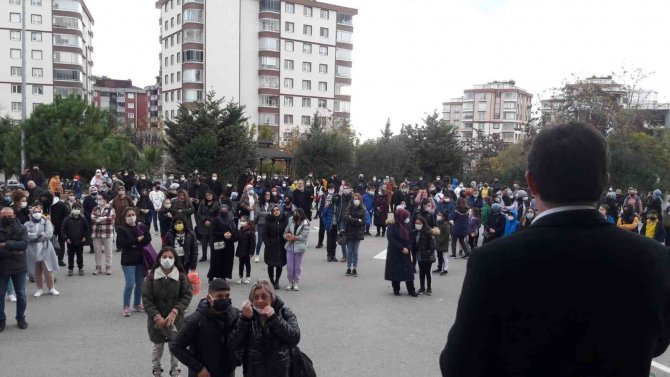 Öğrenciler Ve Veliler Aynı Sırada Sınava Girdi