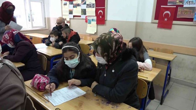 Öğrenciler Ve Veliler Aynı Sırada Sınava Girdi