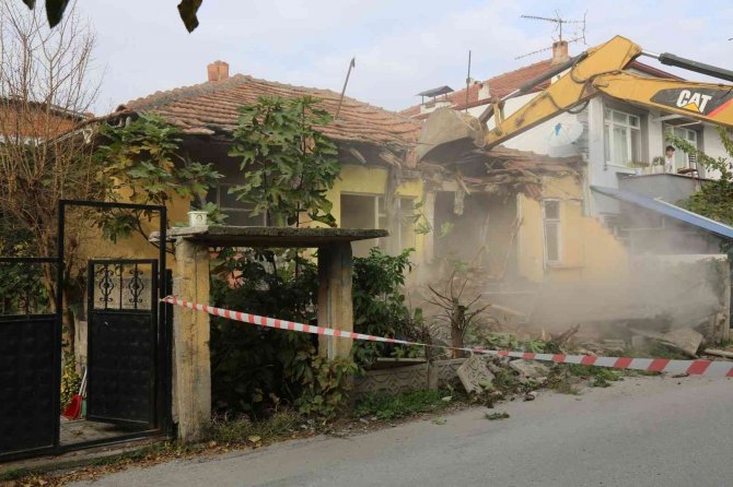 Serdivan’da Metruk Bina Kontrollü Şekilde Yıkıldı