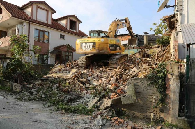 Serdivan’da Metruk Bina Kontrollü Şekilde Yıkıldı