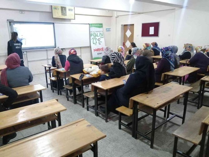 Siirt’te 73 Kadına "En İyi Narkotik Polisi Anne" Eğitimi Verildi